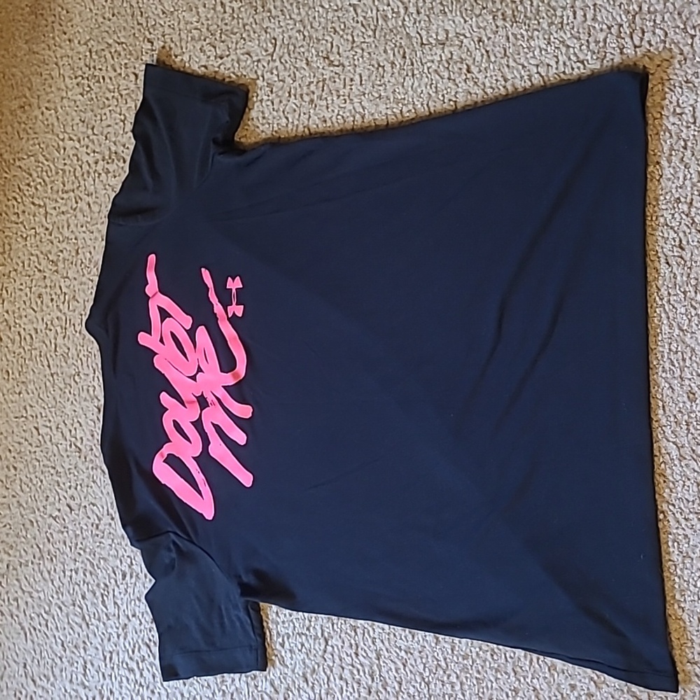 Under Armour DOUBT ME Black Tee w/Vibrant Pink Semi-fitted, Heatgear, V neck, LG